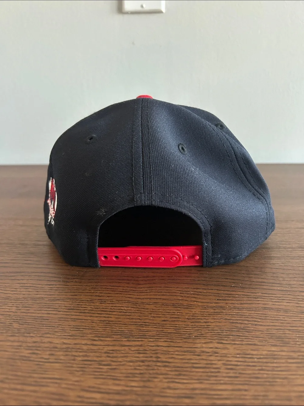 New Era Atlanta Braves Snapback Hat - Black & Red